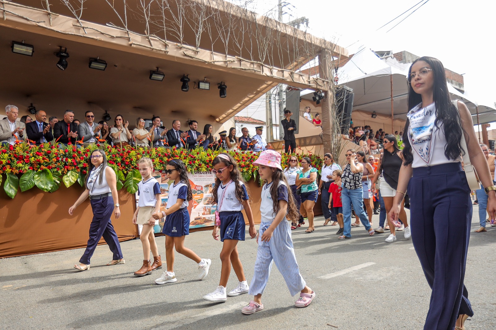 Desfile Cívico da Independência leva milhares para a avenida Padre Zuzinha